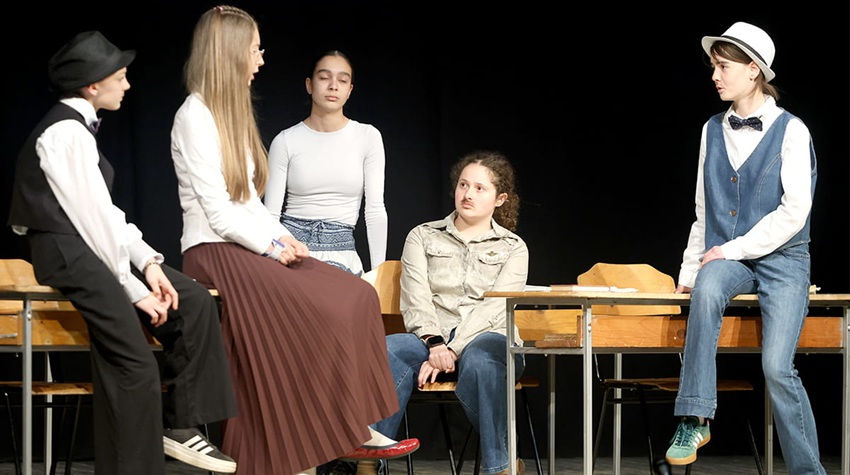 MLADI GLUMCI OŽIVJELI ŠKOLSKE ANEGDOTE I OSVOJILI PUBLIKU